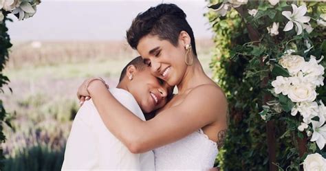 Amour câlin et lgbtq avec un couple de lesbiennes au mariage pour la célébration gay et fierté
