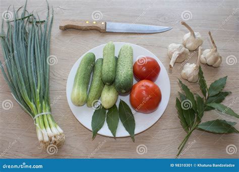 Placa Os Legumes Frescos Na Tabela Vegetais Frescos Crus Na Tabela