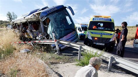 Nueve Muertos Al Volcar Un Autobús En España