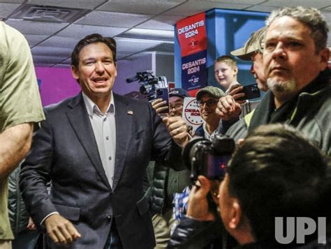 Photo Ron Desantis Campaigns For The Iowa Caucus Dem