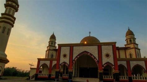 Masjid Kubah Emas Arsitektur Timur Tengah Di Sarolangun Jambi