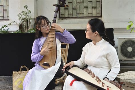 Vietnamese Traditional Musical Instruments - Indochina Tours