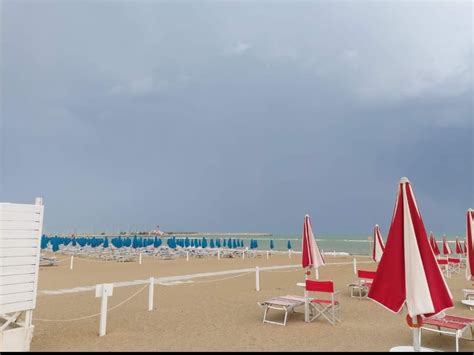 Raffiche Di Vento Fortissime E Spiagge Deserte A Pescara