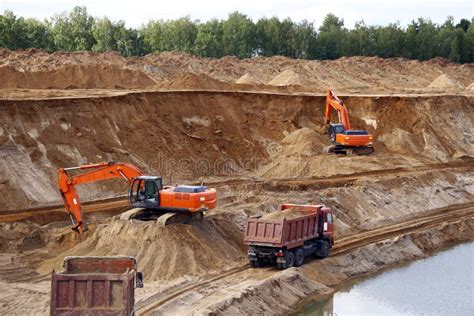 Areia Da Carga Em Caminhões Na Carreira Arenosa Imagem de Stock