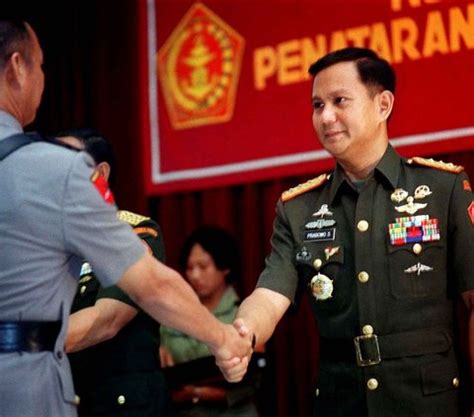 Foto Dua Momentum Prabowo Dengan Seragam Tni Dulu Pangkat Dicopot