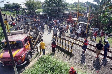 Bus Harapan Jaya Ditabrak Kereta Api Ban Belakang Terkunci Jadi