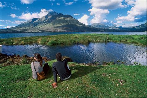 Lago San Pablo A Los Pies Del Imbabura Al Norte Del Ecuador