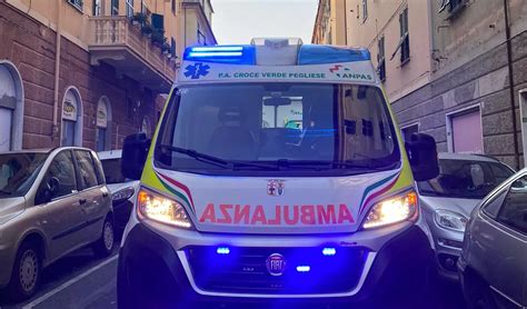 Natale Tagliate Le Gomme Di Un Ambulanza Alla Croce Pegliese