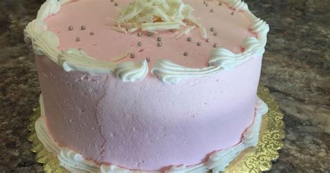 Meet The Most Iconic Treat In Des Moines Barbaras Champagne Cake