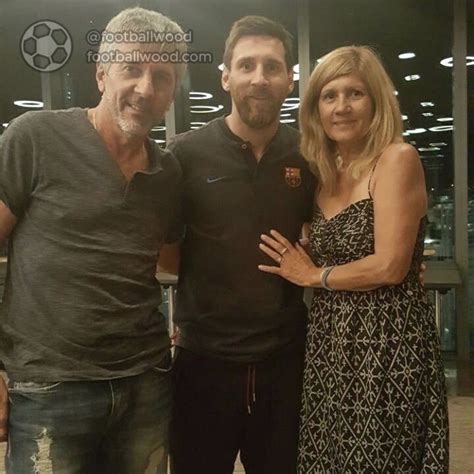 Leo Messi With Her Parents Messi Jugador De Futbol Messi Canchas