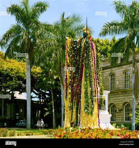 King kamehameha statue lei hi-res stock photography and images - Alamy