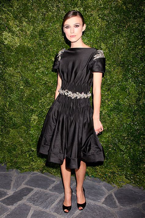 Keira Knightley En Robe Noire Satin E Brod E De Bijoux