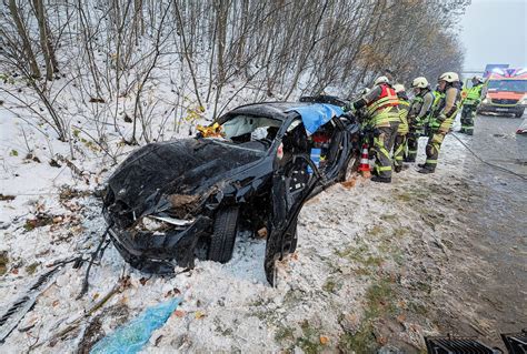 Update Schwerer Unfall auf der A4 im Schneetreiben BMW überschlägt sich