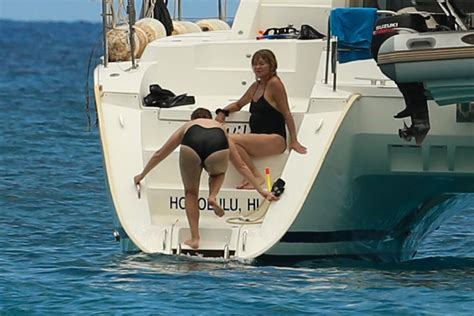 Kate Hudson Goldie Hawn And Amy Schumer At A Yacht In Hawaii 05 29