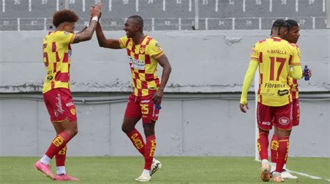 ¡nadie Baja Al Líder Aucas Goleó 3 0 A Cumbayá Y Se Afianza En La Cima