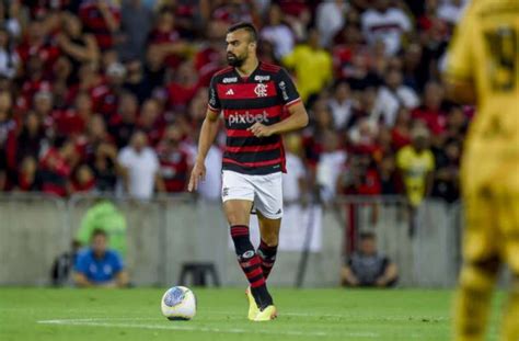 Flamengo recebe proposta do West Ham e encaminha venda de Fabrício Bruno