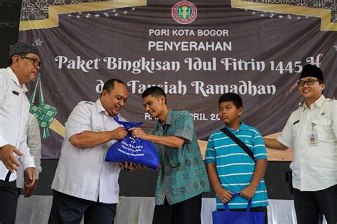 Atang Trisnanto Bersama PGRI Kota Bogor Bagikan Bingkisan