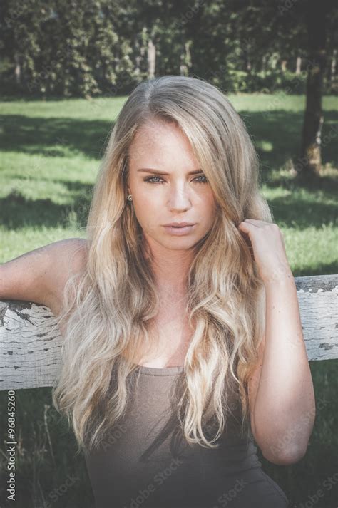 Foto Stock Bella Ragazza Bionda Con Occhi Azzurri E Con Lo Sguardo