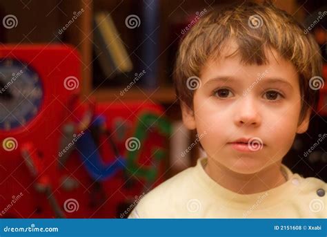 Ragazzo Che Si Leva In Piedi Con I Giocattoli Fotografia Stock