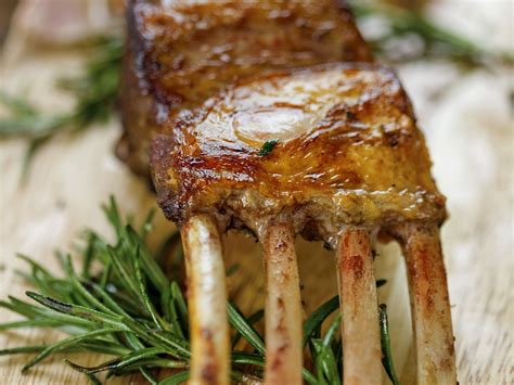 Lammkarree Vom Grill Mit Knoblauch Und Rosmarin Rezept Eat Smarter