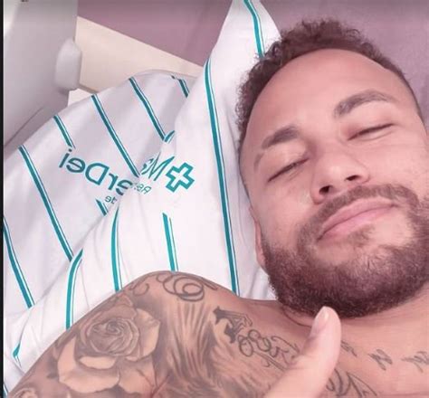 Neymar Passa Por Cirurgia No Joelho E Tranquiliza Fãs 180graus O