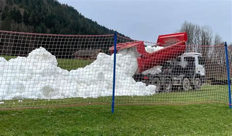 Au Grand Bornand Toujours Pas De Neige Mais Un Ballet De Camions Pour