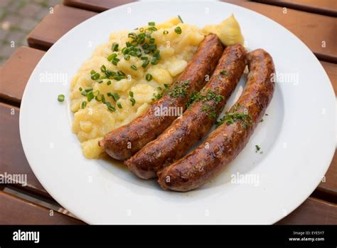 Fränkische Bratwürste mit Kartoffelsalat Fränkische Bratwürste