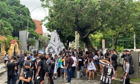 Torcedores Do Botafogo Invadem A Sede Do Clube Scores Not Cias