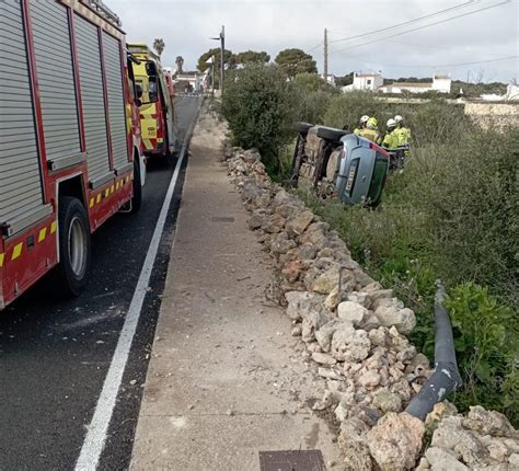 Un Hombre De A Os Sale Ileso De Un Aparatoso Vuelco En La Carretera