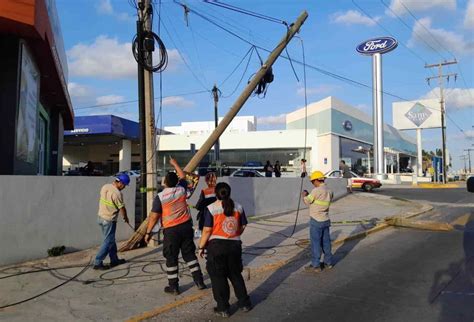 Autobús de pasajeros derriba poste en Veracruz y casi provoca una