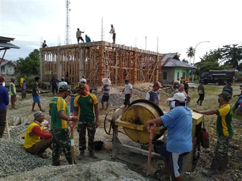 Satgas Yonif Mr Kostrad Bersama Warga Bangun Tempat Wudhu