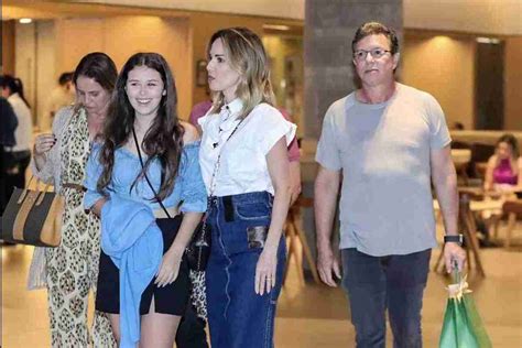 Boninho E Ana Furtado Curtem Passeio A Filha Em Shopping Do Rio