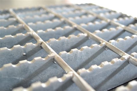 Serrated Galvanized Steel Grating Mm Painted Surface Treatment