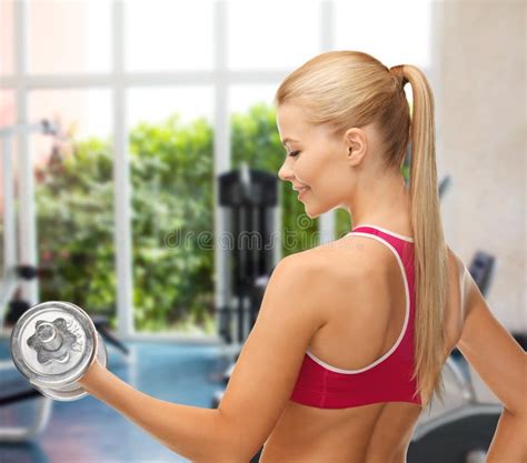 Mujer Sonriente Con Pesas De Gimnasia De Acero Pesadas En El Gimnasio