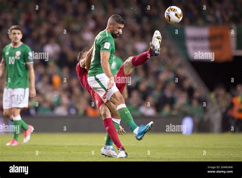 Jon Walters De Irlanda Y Nemanja Matic De Serbia Durante El Partido De