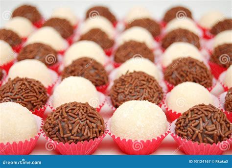 Brigadeiros E Beijinhos Brasileiros Tradicionais Dos Doces Do