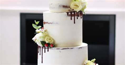 Feines Handwerk Semi Naked Hochzeitstorte Mit Dunklen Schokodrips