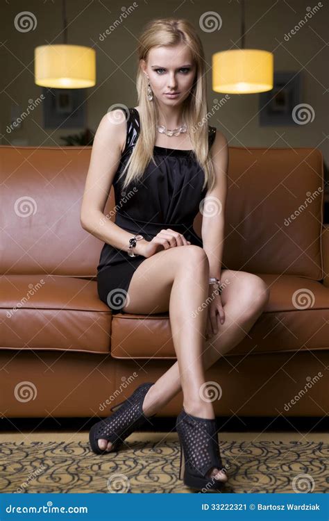 Femme Blonde Dans La Robe Noire Image stock Image du talons émotif