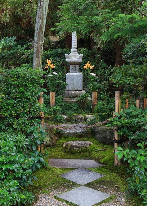 Tumba de Minamoto no Yorimasa en el templo Byodo in en Kyoto Japón 2024