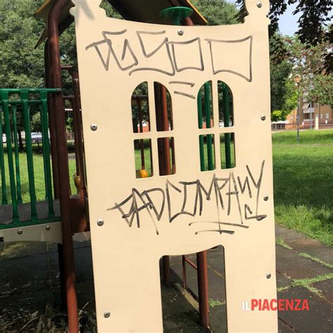 Degrado Urbano A Piacenza In Via Malaspina Obizzo Campo Giochi