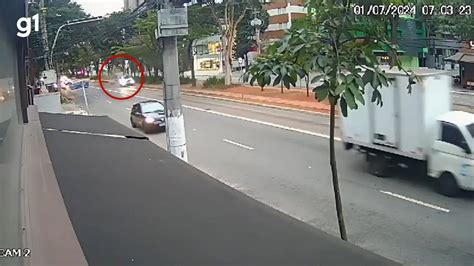 V Deo Motorista Tem Mal S Bito Sobe Em Canteiro De Avenida Atropela