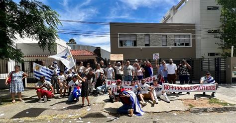 Cubanos protestan frente a embajada del régimen en Uruguay