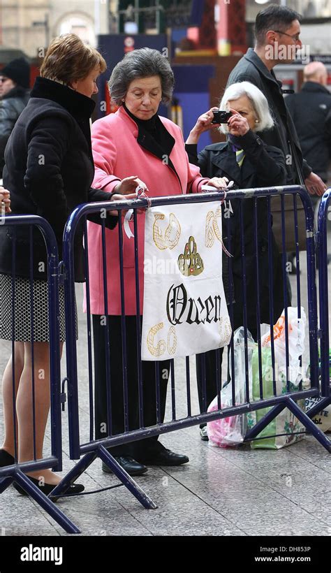 Atmosphere At Victoria Station During Queen Elizabeth Iis Visit During