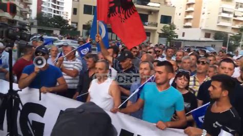 Një grup militantësh të opozitës mblidhen në Vlorë për të protestuar