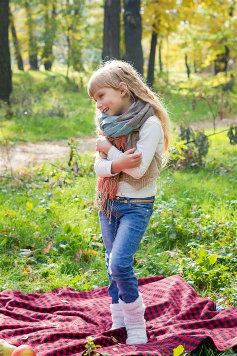 Belle Petite Fille Blonde Aux Cheveux Longs Se Tenant En Parc Et Sourire Verts Photo Stock