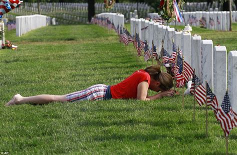 Preparing To Remember Soldiers Plant More Than 222 000 U S Flags At