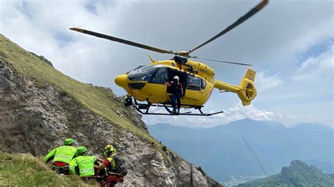 Cade Nel Vuoto Per Metri Davanti Ai Suoi Amici Alpinista Enne