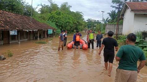 Hari Pencarian Penumpang Travel Yang Hilang Terseret Banjir Di Oku