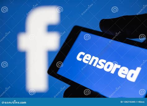 Logotipo De Facebook Borroso En Fondo El Concepto De Censura En Redes