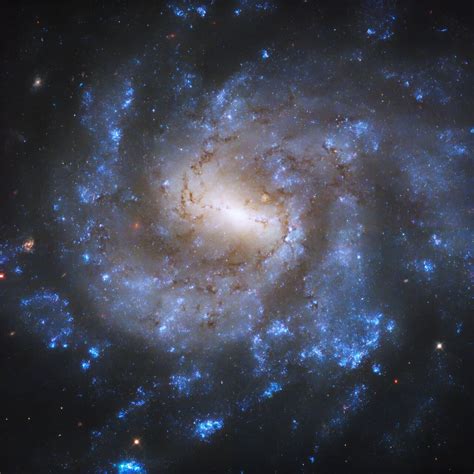 Hubble Captures Barred Spiral Galaxy Ngc